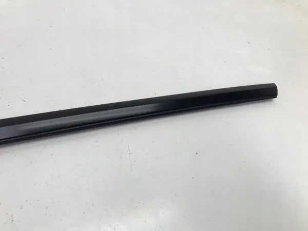Racleur de vitre arrière droit Tesla Model Y 2023 OEM 149572100D image 3