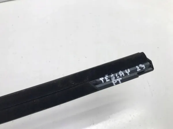 Racleur de vitre arrière droit Tesla Model Y 2023 OEM 149572100D image 4