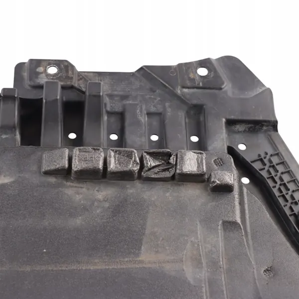 Mercedes W213 Etumoottorikansi OEM A2135200200 image 3