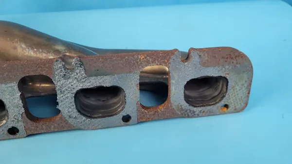 Colector de escape derecho Dodge Challenger 6.4L OEM 05038756AA image 4