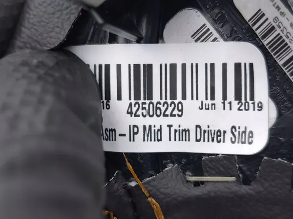 Cadre de boîte à gants Chevrolet Trax 2019 OEM 42506229 image 7