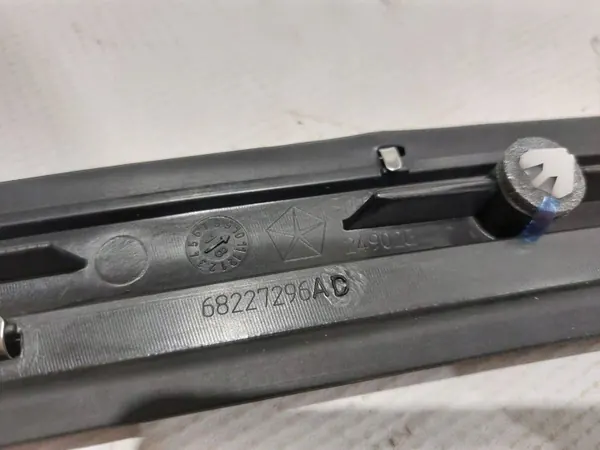 Chrysler Pacifica Garniture Vitre Arrière OEM 68227296AD image 4
