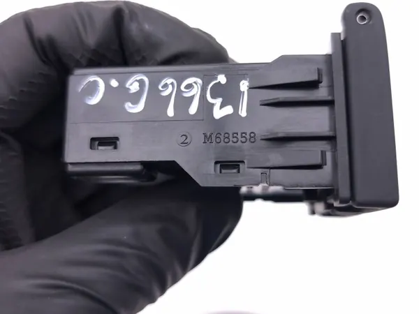 Tomada USB Honda CR-V OEM M68558 - Usado image 7