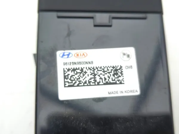 Puerto USB Hyundai Tucson OEM 96125N9500NNB - Usado image 5