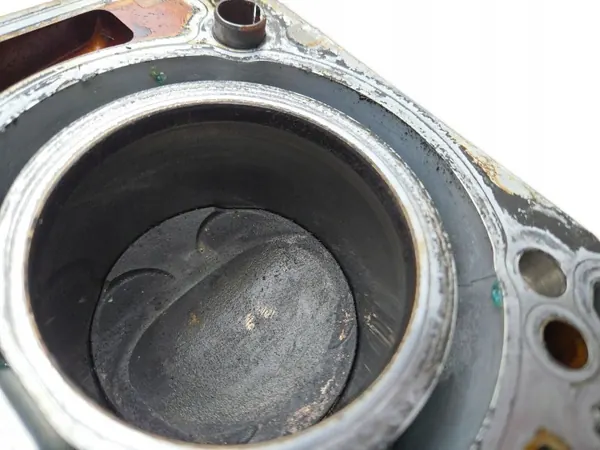 Bloque motor Renault OE 110112878R - Usado image 6