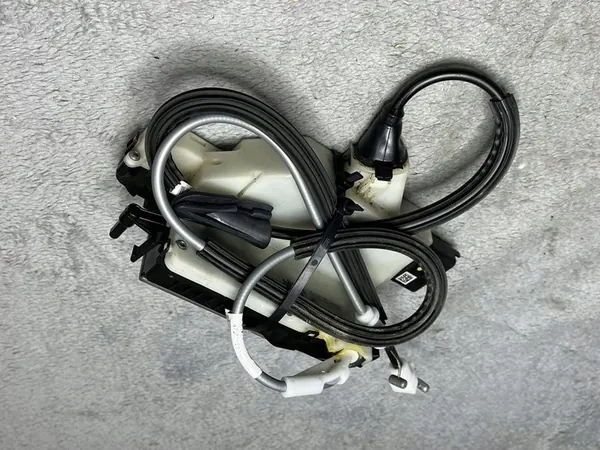 Bakdörrslås höger sida Citroen C4 II 9138AH image 2