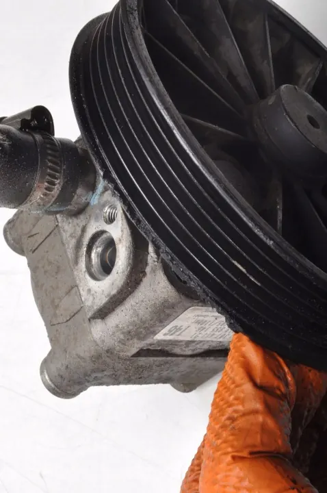 Bomba de dirección asistida Volvo OE 30741121 - Usada image 3