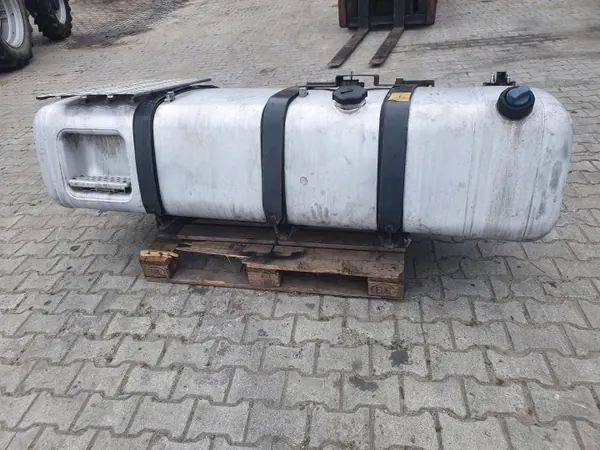 Mercedes polttoainesäiliö OEM 1234567 kiinnikkeillä image 2