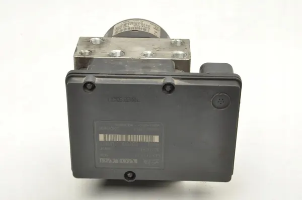 Pompe ABS d'occasion OEM 30714952 pour Volvo V70 II image 6