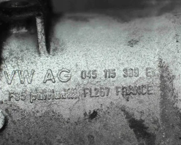 Oljefilterfäste VW PASSAT B6 2.0L diesel 2007 045115389E image 2