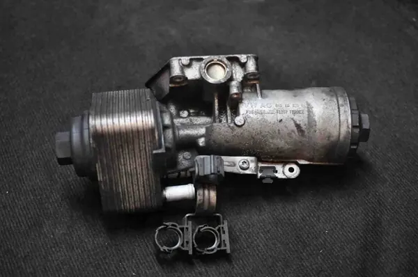 Oljefilterfäste VW PASSAT B6 2.0L diesel 2007 045115389E image 3