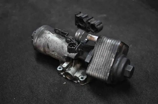 Oljefilterfäste VW PASSAT B6 2.0L diesel 2007 045115389E image 4