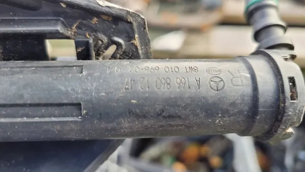 Mercedes ML 166 Right Mounting Nozzle 1666200291 image 9