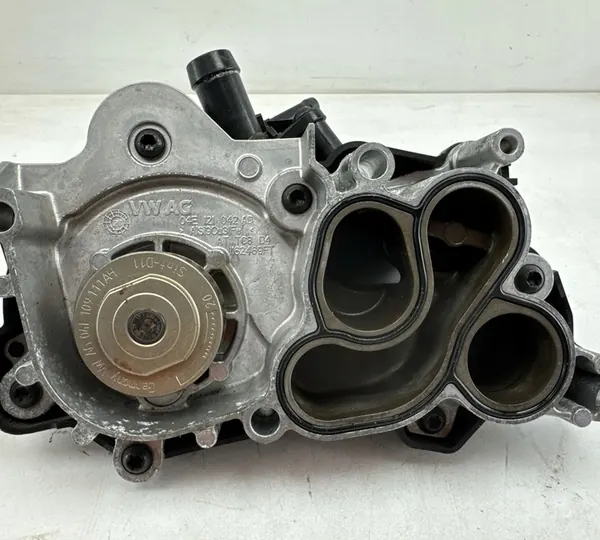 Pompa acqua Volkswagen Golf VIII 2020 OEM image 6