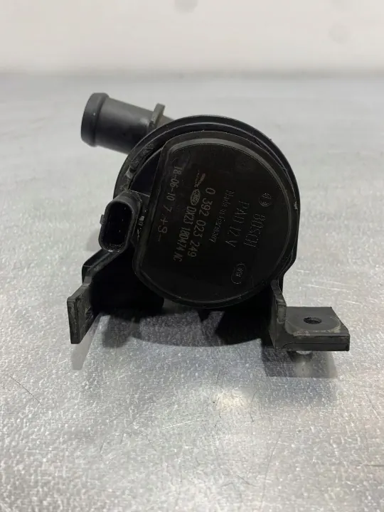 Jaguar F-Pace Vattenpump OEM FBZ19049 - Begagnad image 2