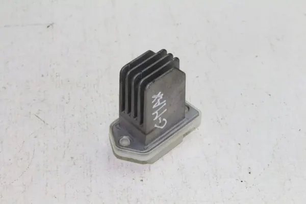 Nissan Juke lämmityspuhaltimen rele OEM A17745A0010000 image 5