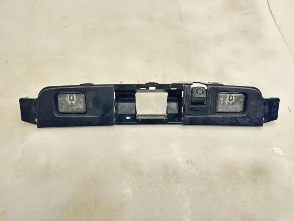 Luz da placa traseira Mazda CX-30 OEM DFR550854 image 2