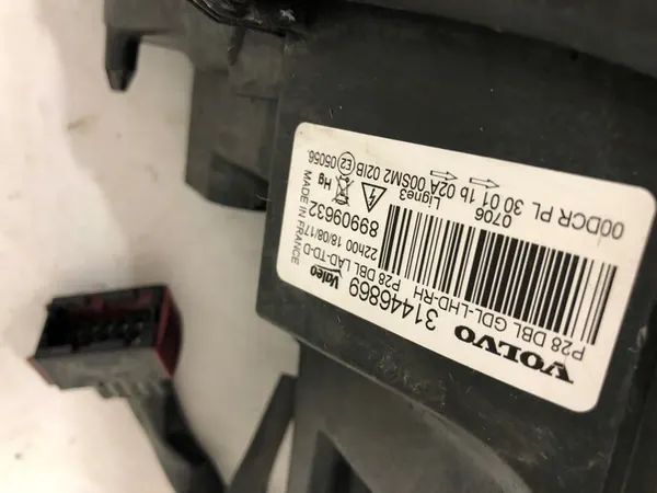 VOLVO XC90 lift oikea lamppu XENON 2010 - 2015 image 5