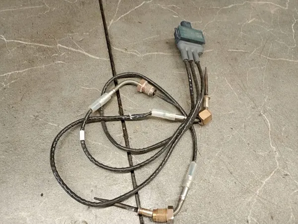 Mercedes-Benz Sprinter W907 W910 Oil Temperature Sensor A0009052614 image 1