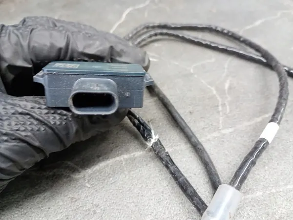 Mercedes-Benz Sprinter W907 W910 Oil Temperature Sensor A0009052614 image 3