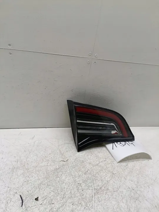 TESLA MODEL 3 Y VÄNSTER BAKLYKT image 2