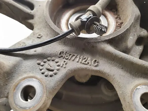 Jeep Taka-Oikea Pyörännavetta OEM 68253392AA - Käytetty image 4
