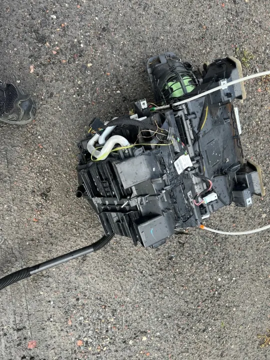 Verwarming/AC Luchtmenger Behuizing OEM 272701779R - Gebruikt image 4