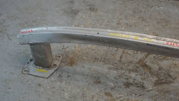 Renault Megane III Takapuskurin Vahvike OEM 756100025R image 3