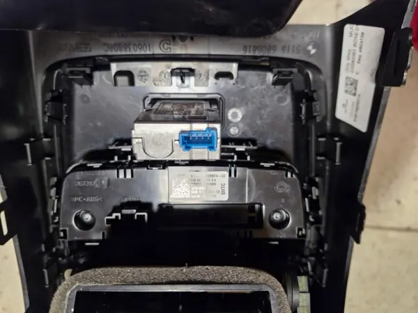 OEM 6806816 Cache Ventilation USB Console BMW i4 G26 image 4