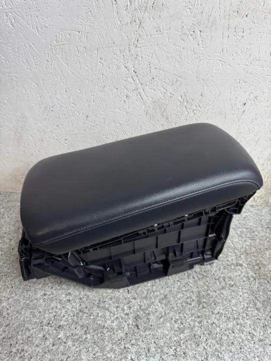 Reposabrazos piel Mazda 3 IV BP 2019-2025 OEM image 2