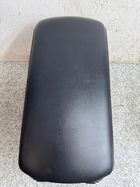 Reposabrazos piel Mazda 3 IV BP 2019-2025 OEM image 3