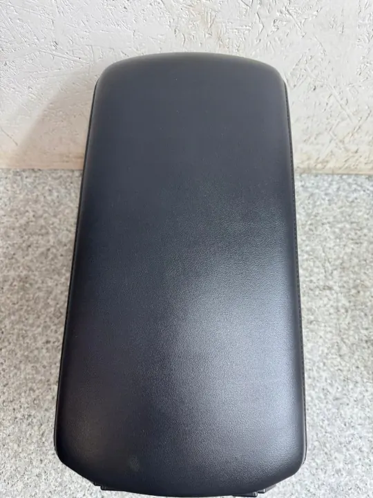 Reposabrazos piel Mazda 3 IV BP 2019-2025 OEM image 4