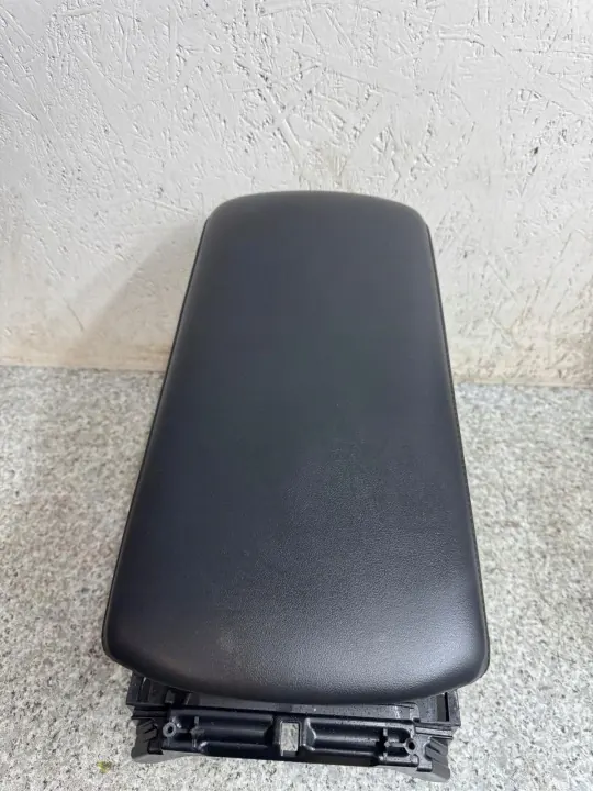 Reposabrazos piel Mazda 3 IV BP 2019-2025 OEM image 6