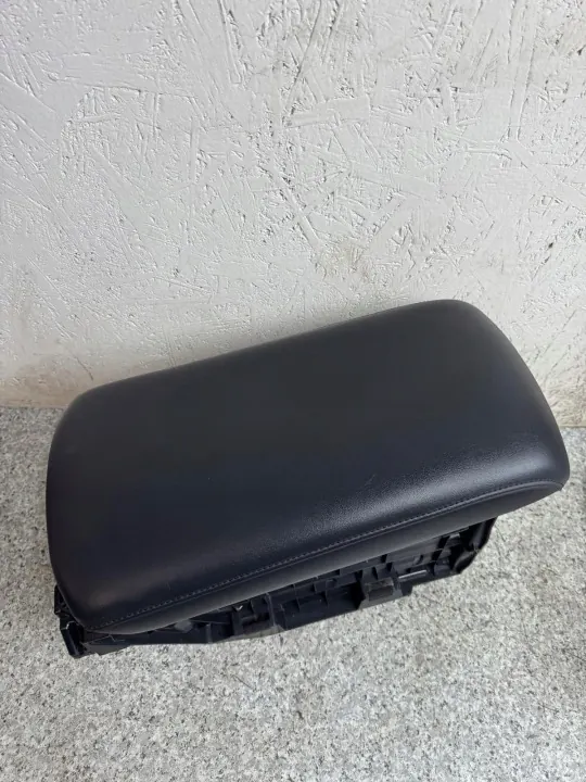 Reposabrazos piel Mazda 3 IV BP 2019-2025 OEM image 7