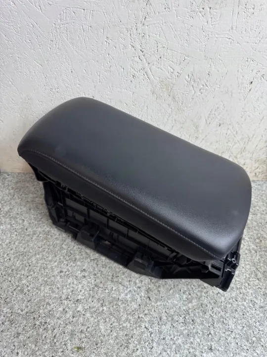 Reposabrazos piel Mazda 3 IV BP 2019-2025 OEM image 8
