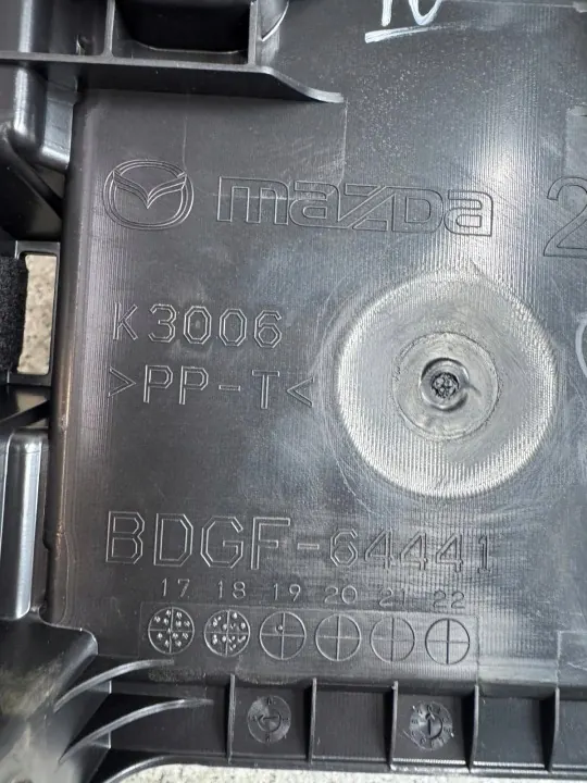 Reposabrazos piel Mazda 3 IV BP 2019-2025 OEM image 9