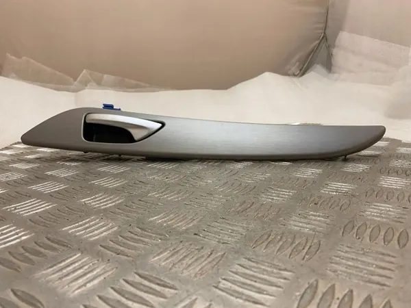 Mercedes-Benz GLE W166 bakdörrs panel OEM A1667600561 image 2