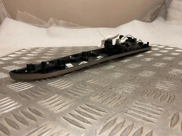 Mercedes-Benz GLE W166 bakdörrs panel OEM A1667600561 image 7