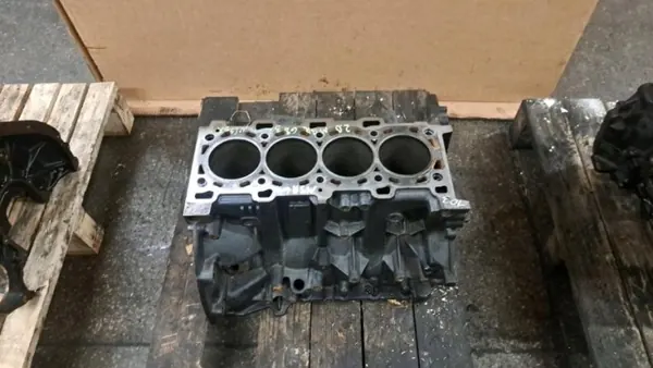 OEM 17282R Moottorilohko Renault 2.0 Blue dCi image 2