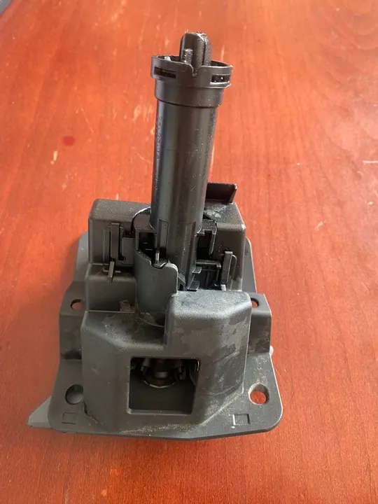 SKODA OCTAVIA III Washer Right Mount 5E080759 image 2