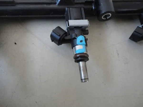 Iniettore carburante Audi A1 VW Polo Ibiza 1.8 TFSI OEM image 2