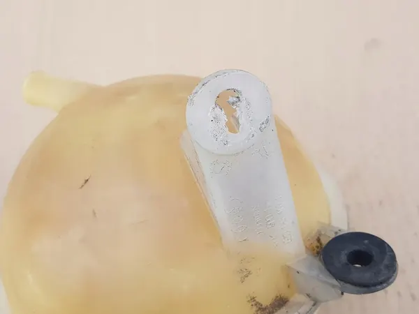 Kühlmittel-Ausgleichsbehälter / Audi A2 1999-2005 / 8Z0121407C image 9