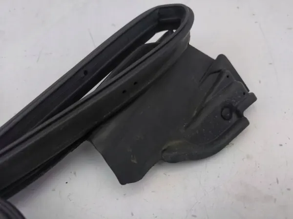 Joint de capot Tesla Model S 2014 OEM AMD131856 image 3
