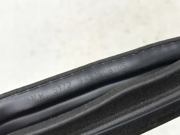 BMW X1 U11 2023 takaovi tiiviste oikea OEM 9451508 image 5