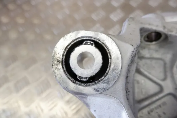 Taka-Oikea Pyörännavan OEM BJ322C028AC Land Rover image 6