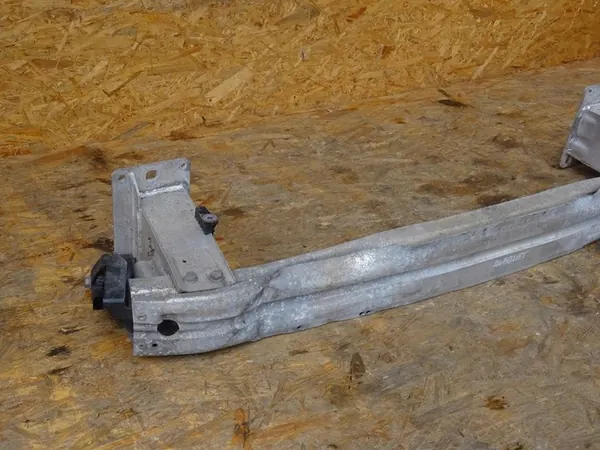 AUDI A4 B8 8K Etupuskuri OEM 8K0807113F image 2