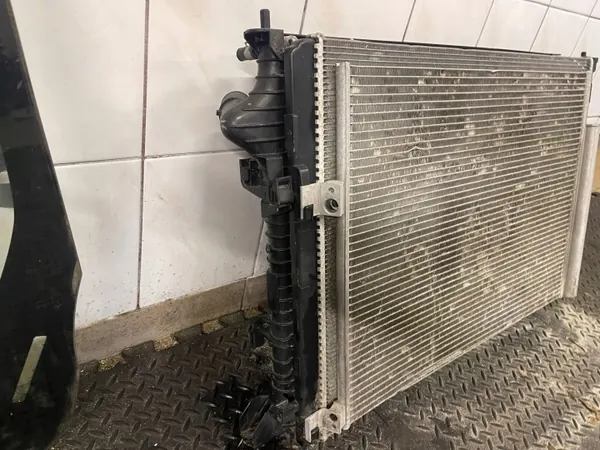 Conjunto de radiador FAH12989 para Nissan Qashqai - Usado image 3