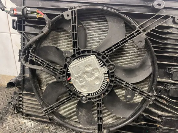 Conjunto de radiador FAH12989 para Nissan Qashqai - Usado image 8