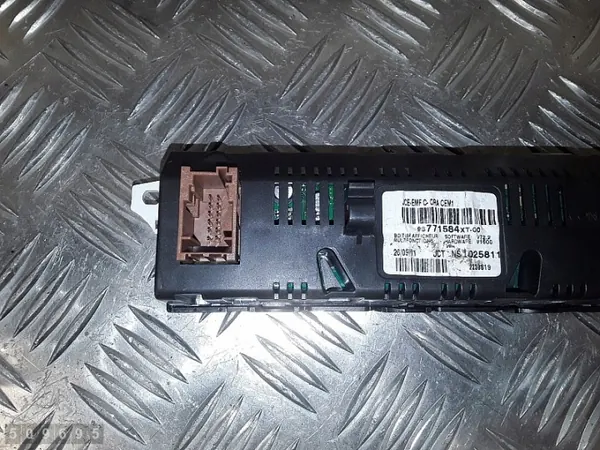 Pantalla de visualización Citroen C3 OEM 96771584xt00 image 3