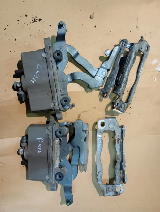 Mercedes W212 Pyrotechnische Scharnieren OEM a2129067801 a2129067701 image 2